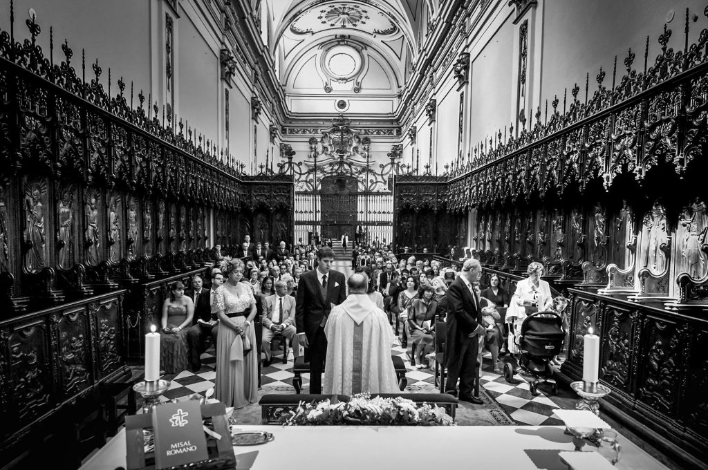 Planear una boda es un torbellino de emociones: ilusión, nervios, planes, detalles, sorpresas… Y aunque muchas parejas creen que las fotos son solo “un servicio más” en la lista de proveedores, la realidad es muy distinta.
Aquí te comparto esas verdades que casi nadie cuenta, pero que cambian por completo la forma en la que vivirás y recordarás tu gran día.