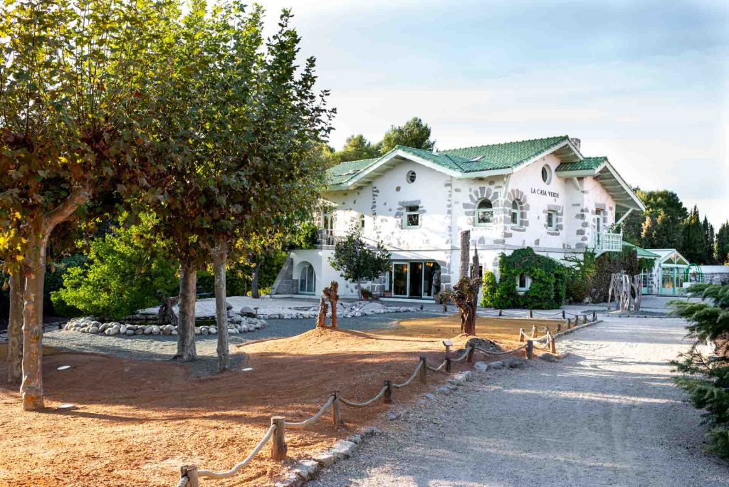 La Finca La Casa Verde, situada en Torrelodones (Madrid), es un espacio diseñado para la celebración de bodas y eventos privados. Rodeada de naturaleza y a pocos minutos de la capital, ofrece amplios jardines, zonas exteriores y un entorno tranquilo que combina comodidad y estilo. Un lugar donde cada detalle suma y cada boda se convierte en una experiencia única.
