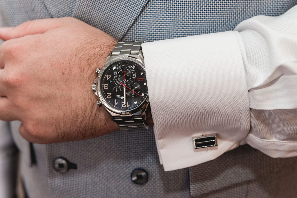 En el universo de las bodas, la novia suele llevarse el protagonismo simbólico: el vestido, el velo, el ramo, el anillo de compromiso… Pero de un tiempo a esta parte, hay una tradición moderna que ha cobrado una fuerza increíble, cargada de elegancia y un simbolismo profundo: el regalo del reloj al novio el día de la boda.